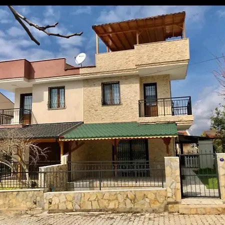 Denize 200 Metre, 3+1 Bahceli Vila